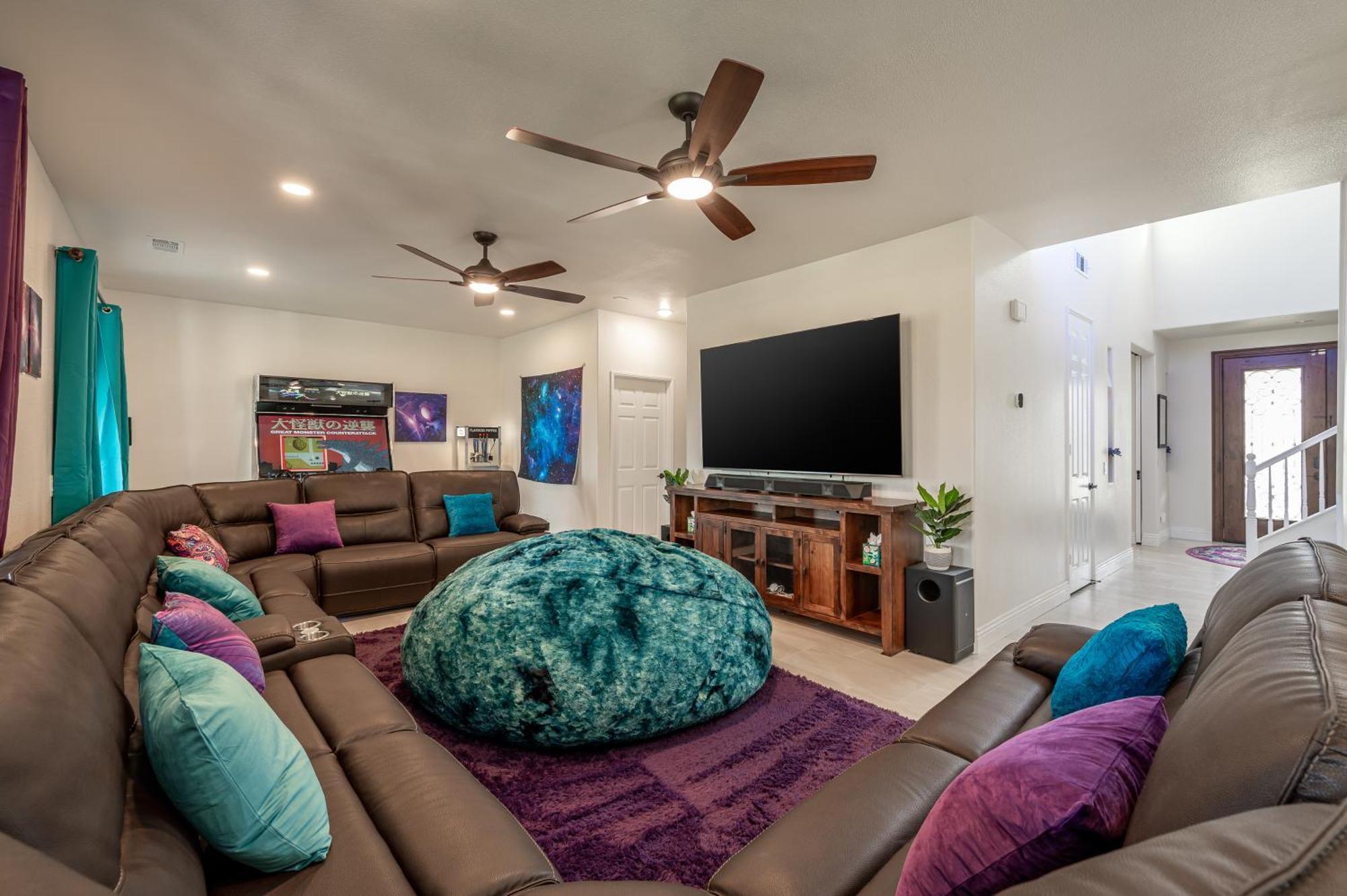 Ferienhaus Coachella Play - 6br Multi-gen Fun Zone And Retreat With Free Heated Pool